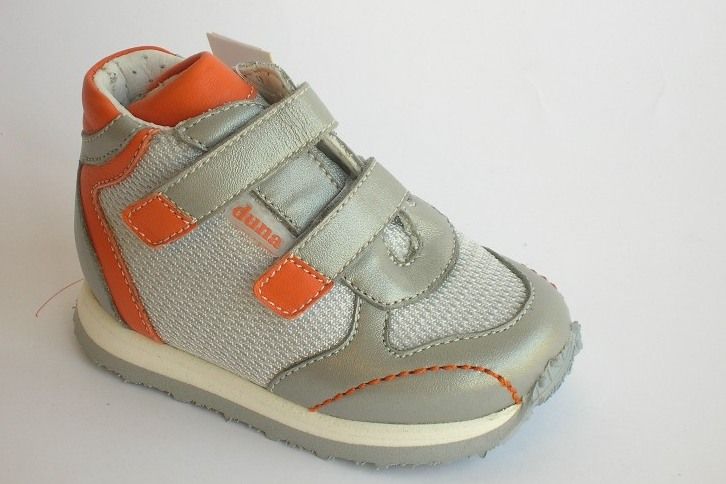 נעלי ספורט לפעוטות בצבע אפור וכתום עם שתי רצועות עם וו ולולאה.