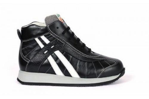 נעלי ספורט גבוהות בצבע שחור ולבן עם פסים לבנים, סוליה אפורה ושרוכים שחורים.