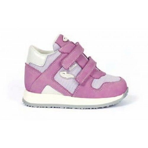 נעלי ספורט לילדים בצבעי ורוד וסגול עם שתי רצועות עם וו ולולאה. סוליה לבנה עם גימור אפור.