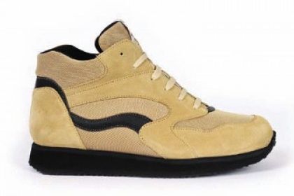 נעלי ספורט גבוהות בצבע בז' עם סוליה שחורה ואביזרים נלווים.