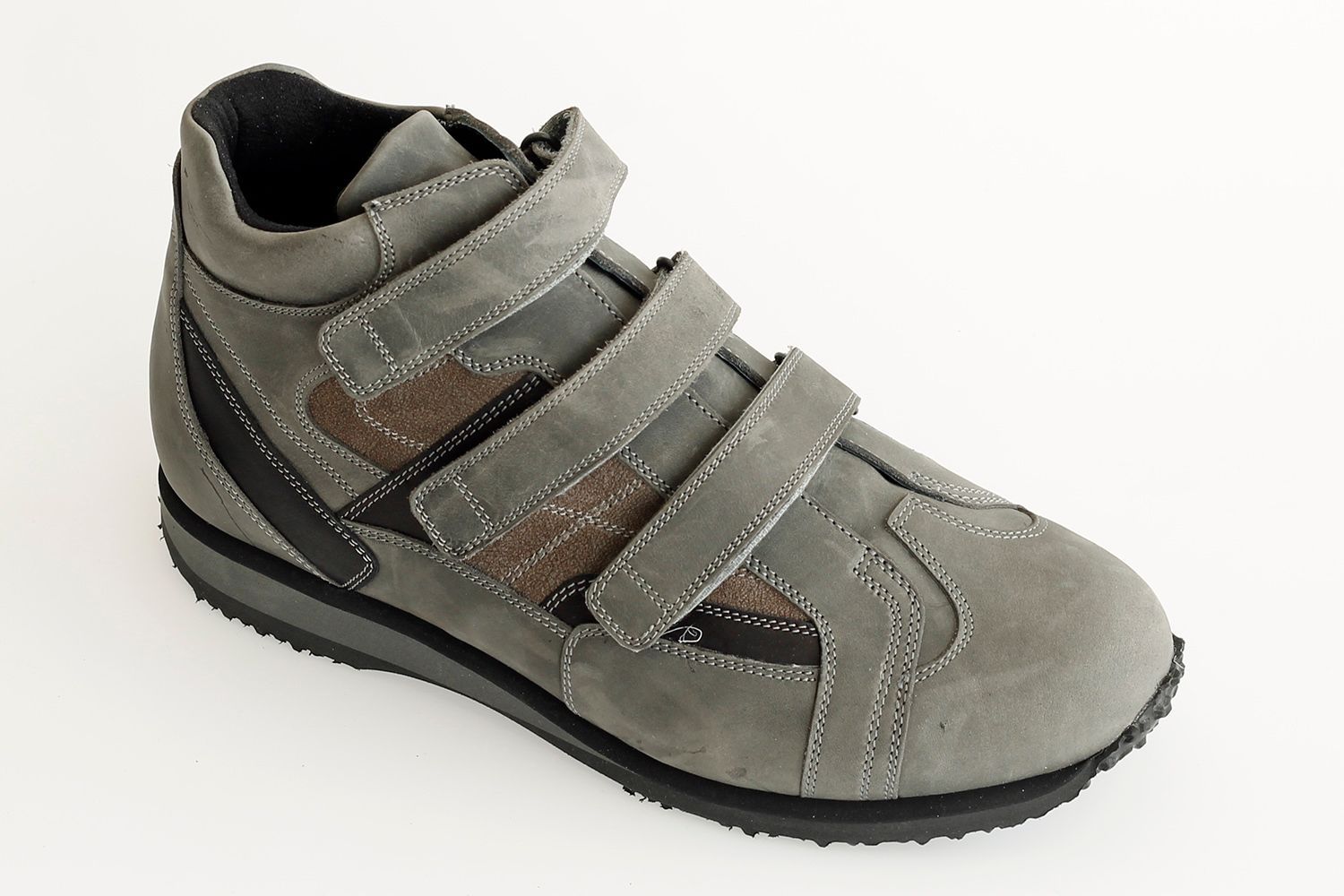 נעל אפורה גבוהה עם שלוש רצועות עם וו ולולאה, גימורים חומים וסוליה שחורה.