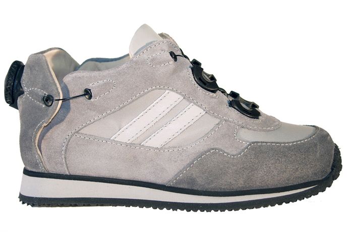 נעל ספורט אפורה ולבנה עם שרוכים עם משיכה וכיוון עקב.