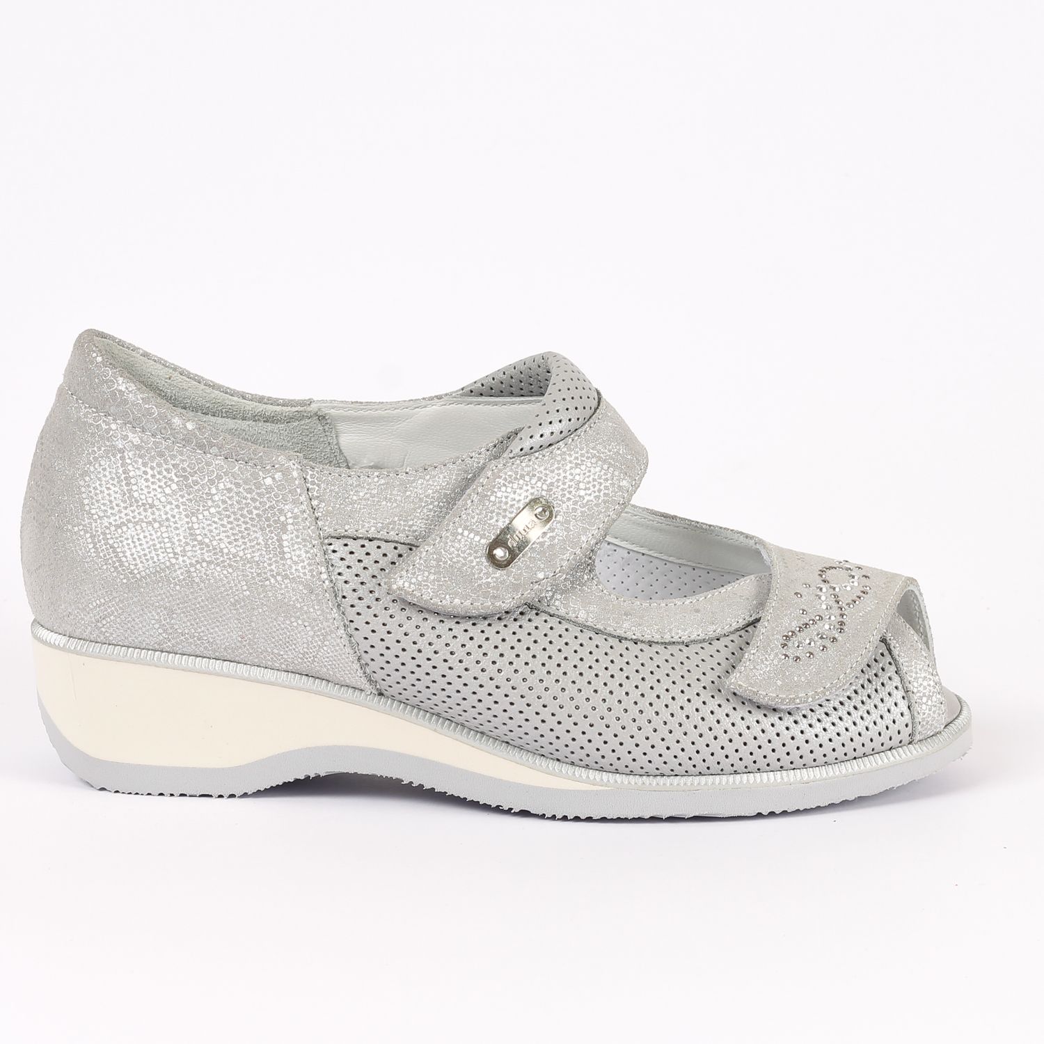 סנדל פיפ-טואו כסוף, רצועות מתכווננות ועקב פלטפורמה קטן, על רקע לבן.