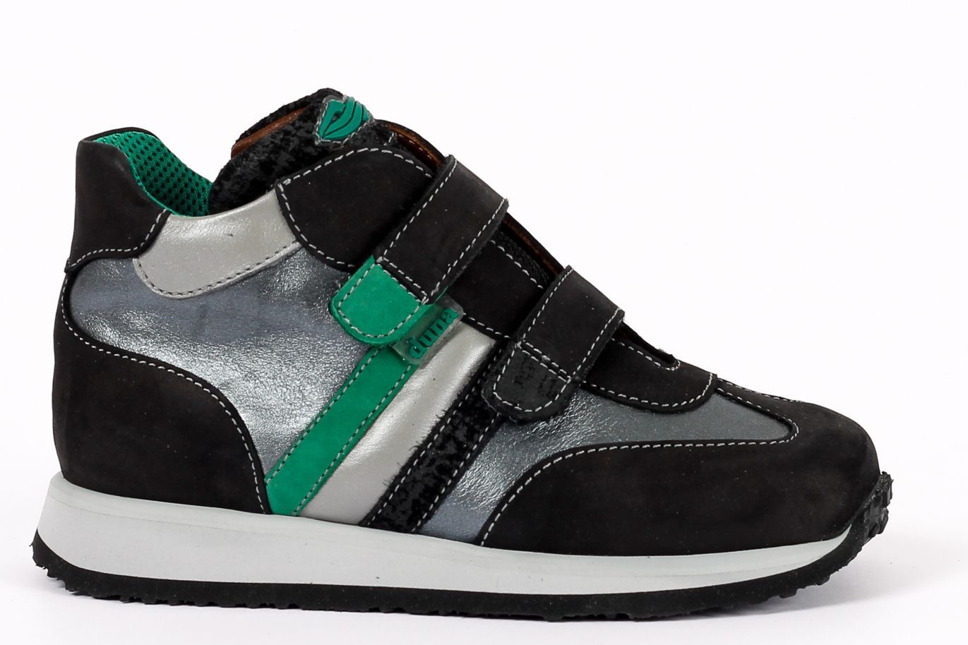 נעלי ספורט שחורות וכספות עם גימורים ירוקים ורצועות ולקרו.