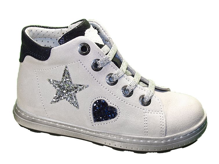 נעלי ספורט לבנות לילדים עם כוכב ולב נוצצים. שרוכים וגימור כסופים.