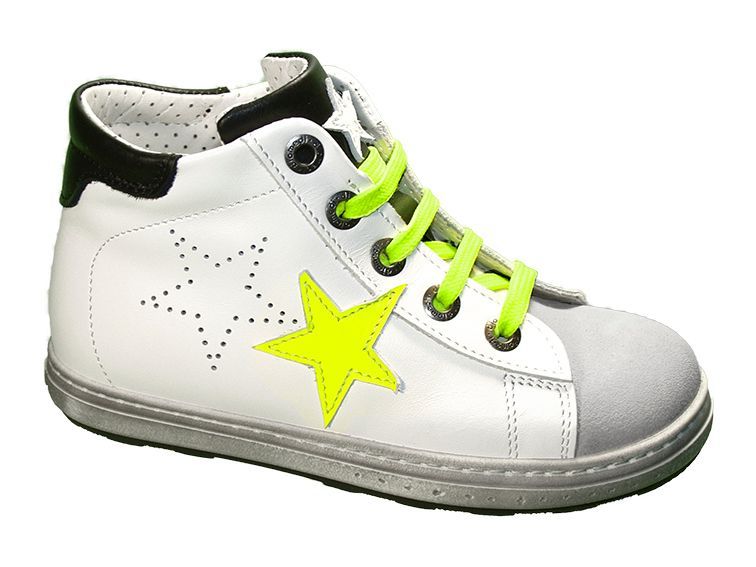 נעלי ספורט לבנות גבוהות עם שרוכים בצבע ירוק ניאון ונגיעות כוכבים.