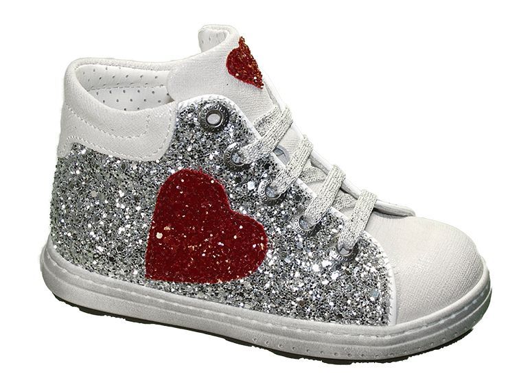 נעליים גבוהות בצבעי לבן וכסף עם נצנצים ועטיפות לבבות אדומות.