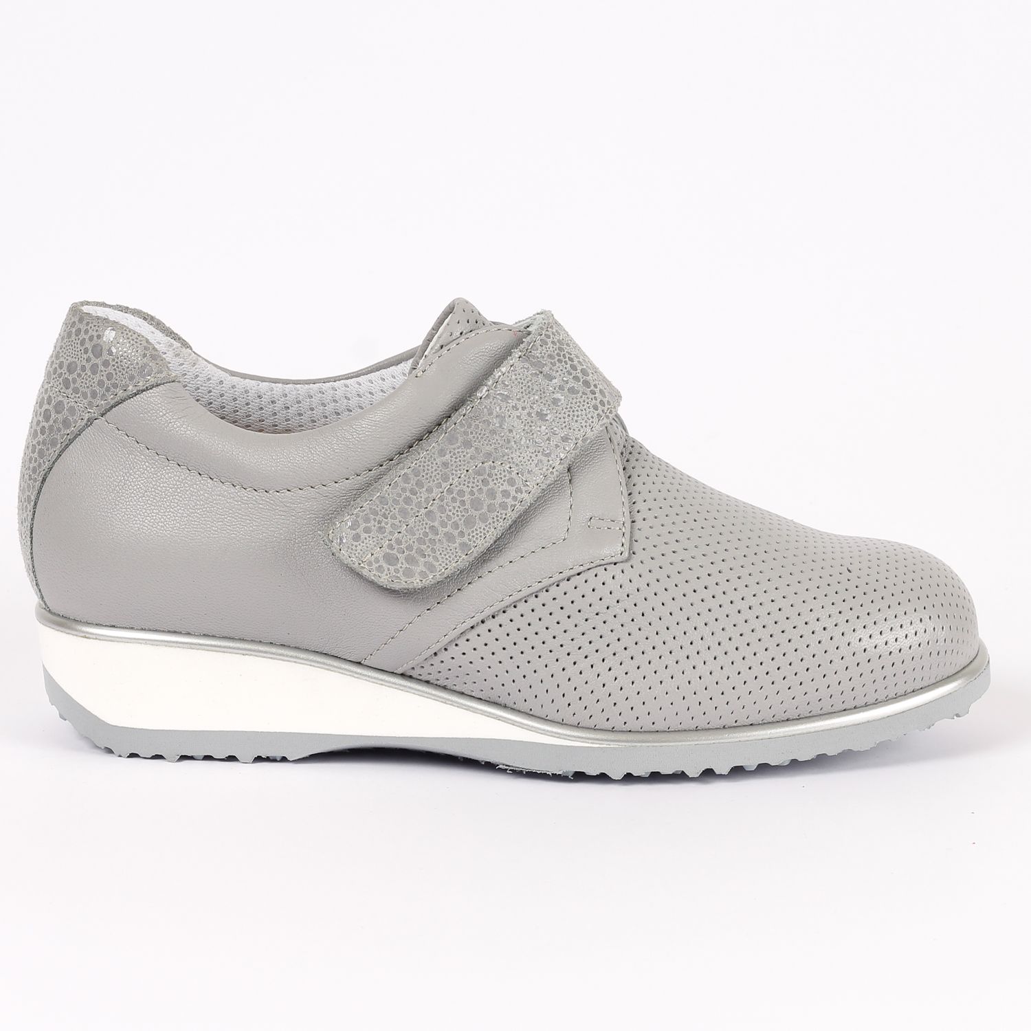 נעל נשים אפורה עם סגירת וו ולולאה, סוליה לבנה ואצבע מחוררת.