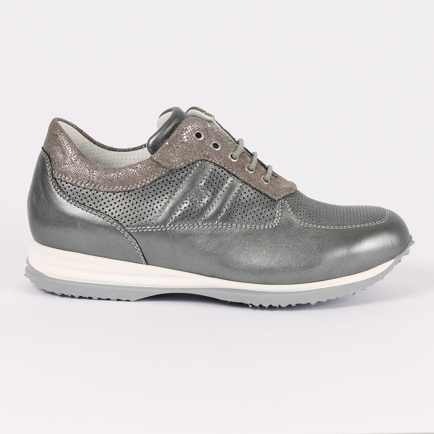 נעל ספורט כסופה נוצצת עם שרוכים אפורים וסוליה לבנה.