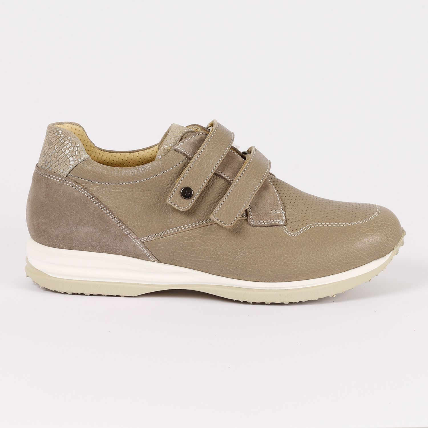 נעלי ספורט חומות בהיר עם שתי רצועות ולקרו, סוליה לבנה ועיטור עקב נוצץ.