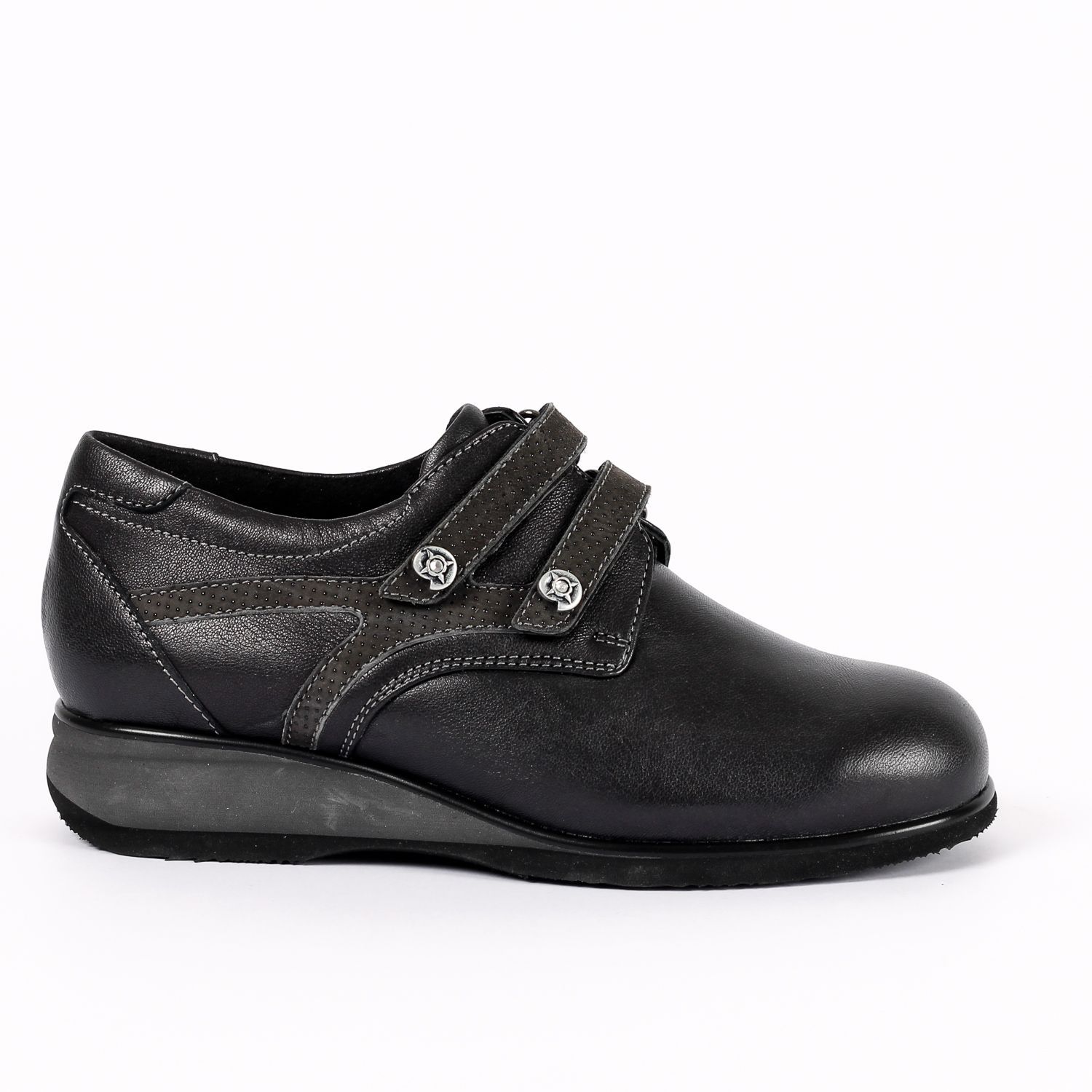 נעל שחורה עם שתי רצועות ולקרו, כולל סוליה אפורה כהה.