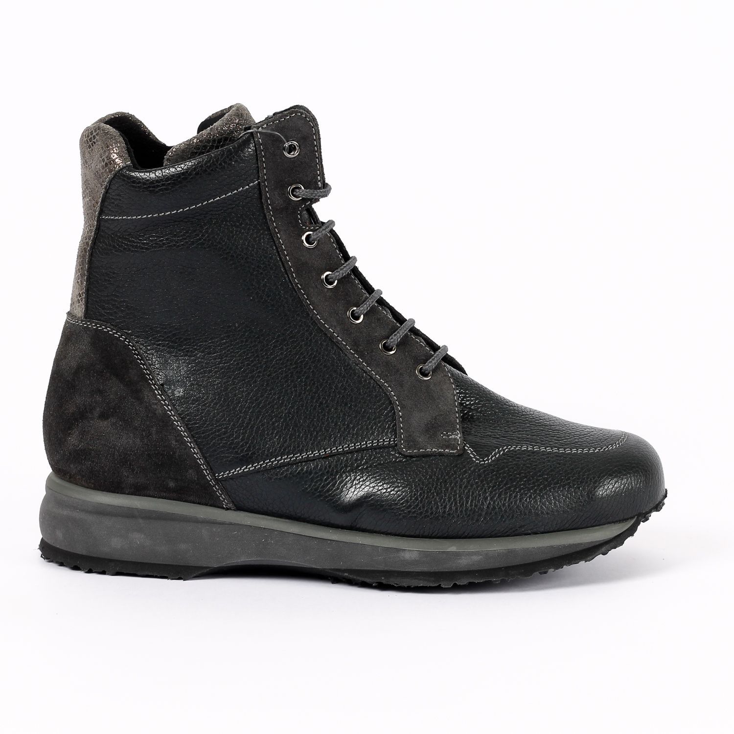 מגף קרסול מעור שחור עם גימורי זמש אפורים ושרוכים.