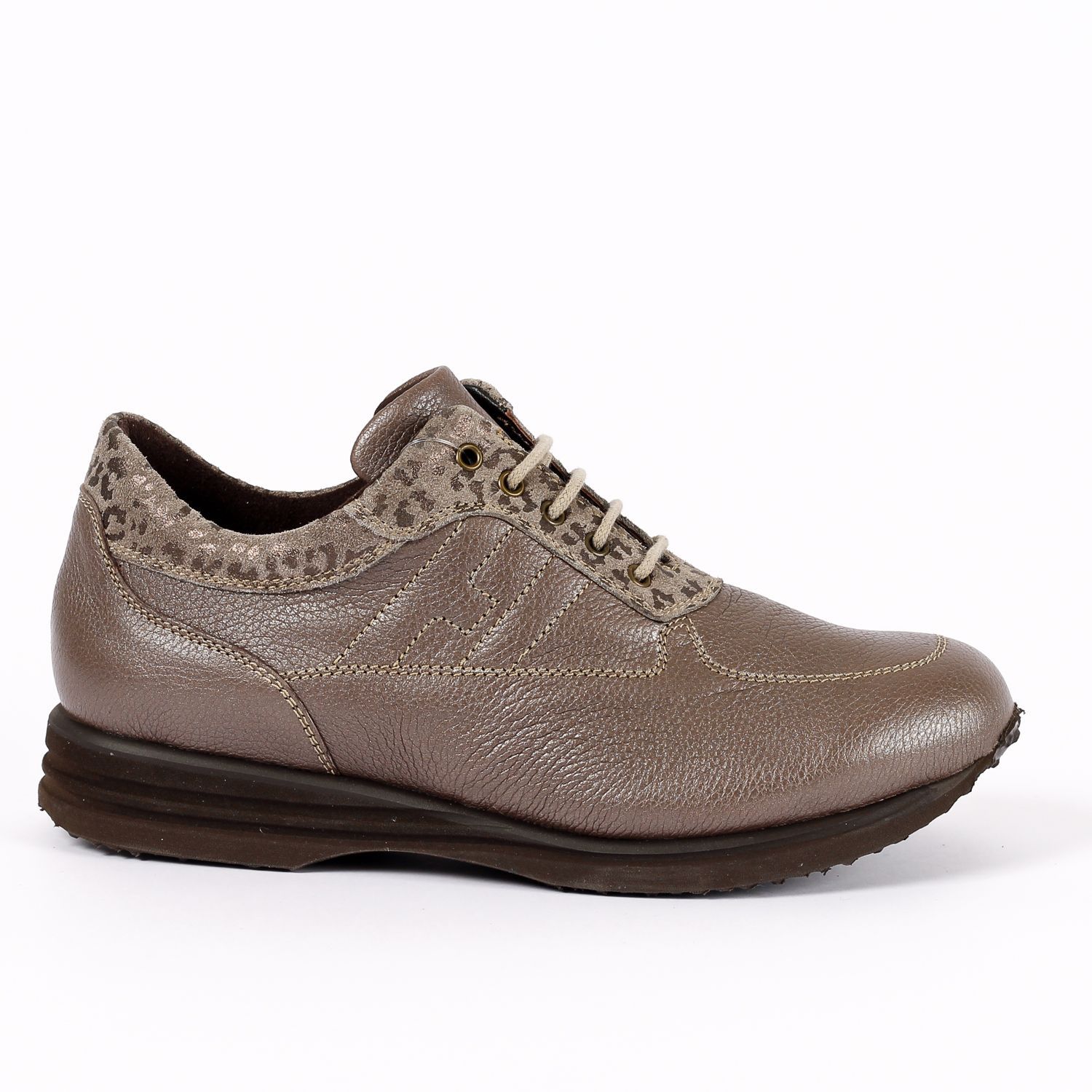 נעלי הליכה נוצצות בצבע חום-חום עם הדפס נמר.