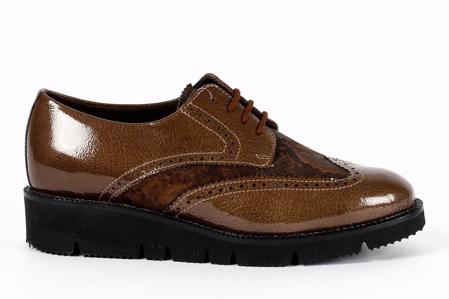 נעל אוקספורד חומה נוצצת עם סוליה שחורה.