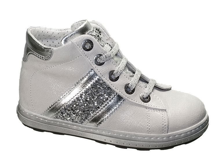 נעלי ספורט גבוהות נוצצות לבנות וכספות לילד.