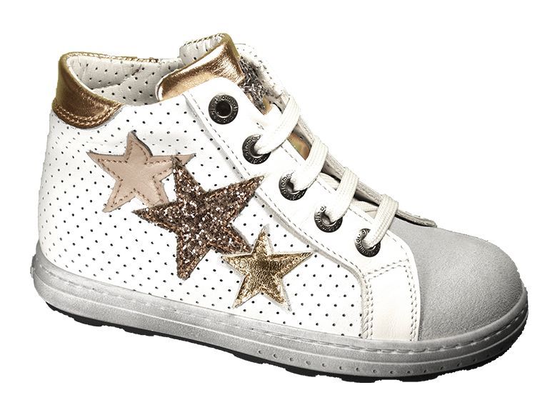 נעלי ספורט לילדים בצבע לבן וזהב עם עיטורי כוכבים ואצבע אפורה.
