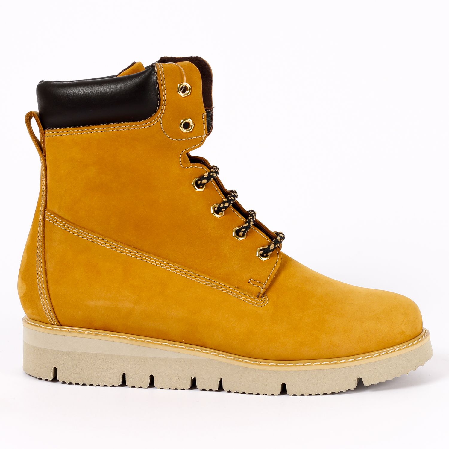 מגף עבודה צהוב עם צווארון שחור, סוליה חומה ושרוכים שחורים.