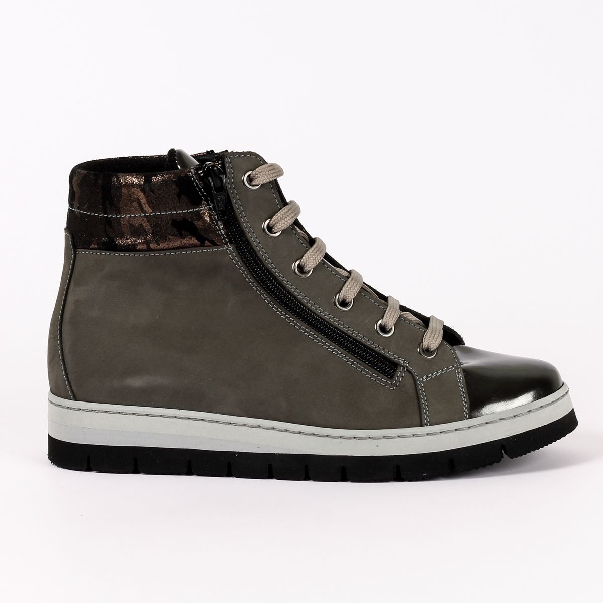 נעלי ספורט אפורות גבוהות עם קצה שחור, רוכסן וצווארון חום מבריק; סוליה לבנה.