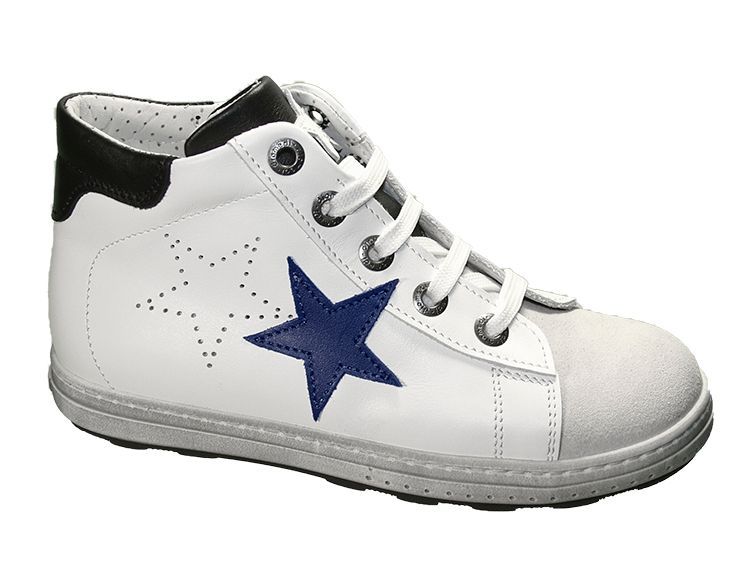 נעלי ספורט לבנות לילדים עם עיטור כוכבים כחולים, קצה זמש אפור וצווארון שחור.
