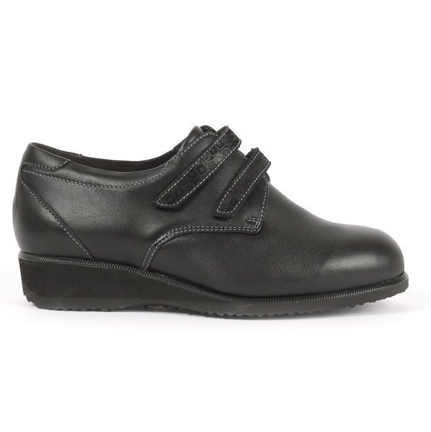 נעל עור שחורה עם שתי רצועות ולקרו, על רקע לבן.