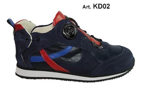 נעלי ספורט בצבע כחול כהה עם פס אדום וכחול, וסגירת חוגה שחורה, על סוליה לבנה.