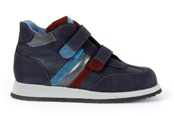 נעלי ילדים בצבע כחול כהה עם שתי רצועות ולקרו, גימורים בצבע טורקיז, חום-אדמדם וכסף.