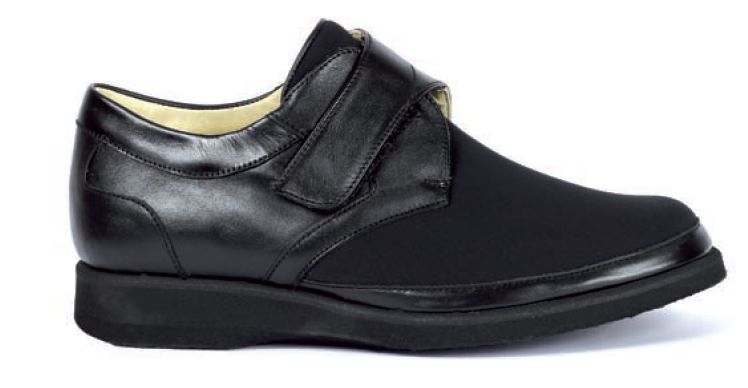 נעל שחורה עם סגירת וו ולולאה, על רקע לבן.