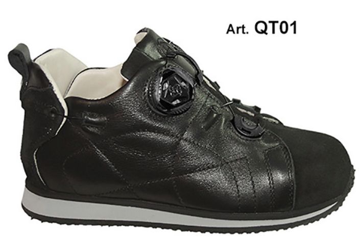 נעלי ספורט מעור שחור עם מגן אצבע שחור וסוליה אפורה. לנעל יש סגירת חוגה.