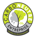 Un logo circulaire avec le texte « CARBONEUTRE ENTREPRISE » et un arbre divisé entre des feuilles vertes et de la fumée grise.