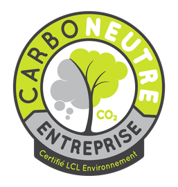 Un logo circulaire avec le texte « CARBONEUTRE ENTREPRISE » et un arbre divisé entre des feuilles vertes et de la fumée grise.