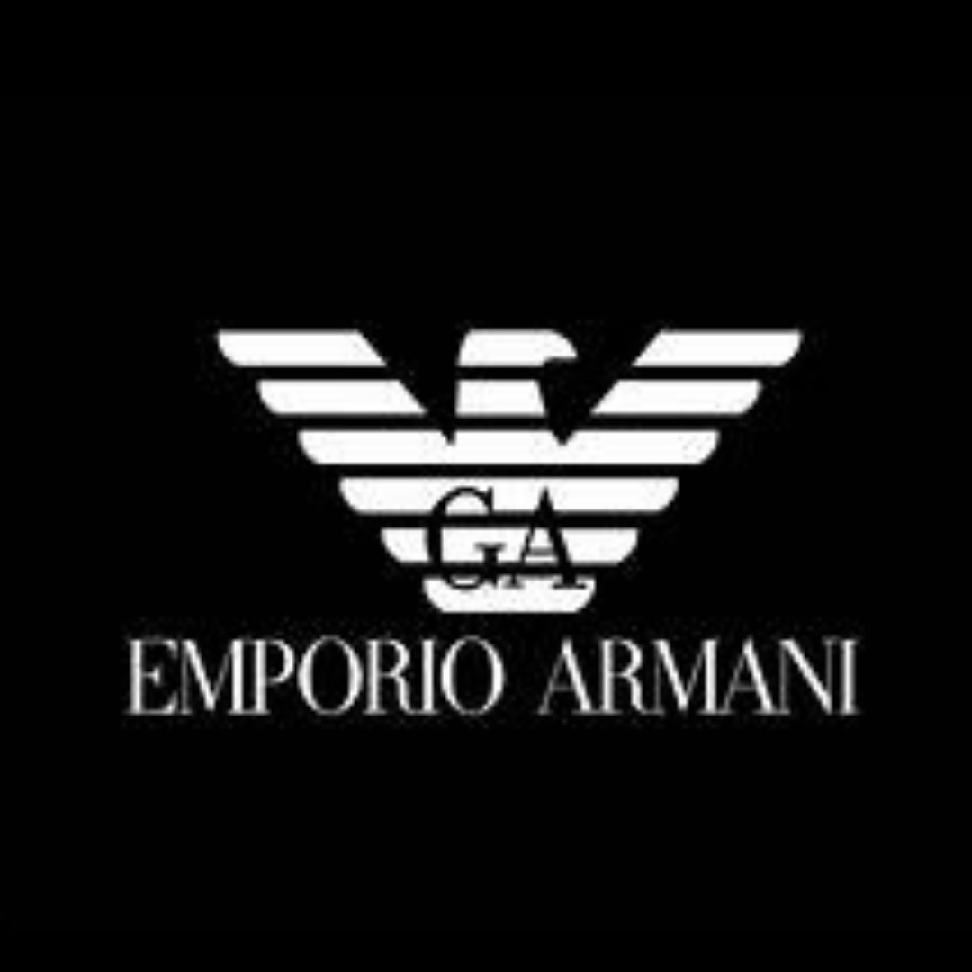 Il logo di emporio armani è bianco su sfondo nero.