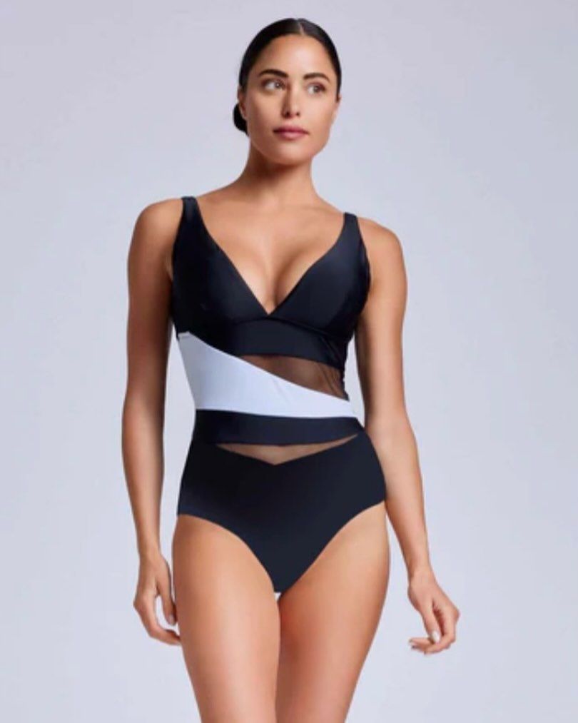 Una donna indossa un costume da bagno bianco e nero