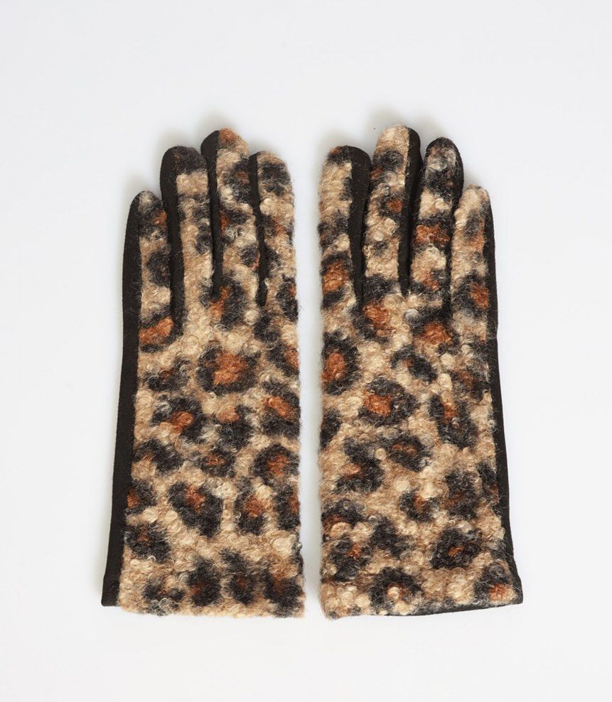 Un paio di guanti con stampa leopardata su sfondo bianco