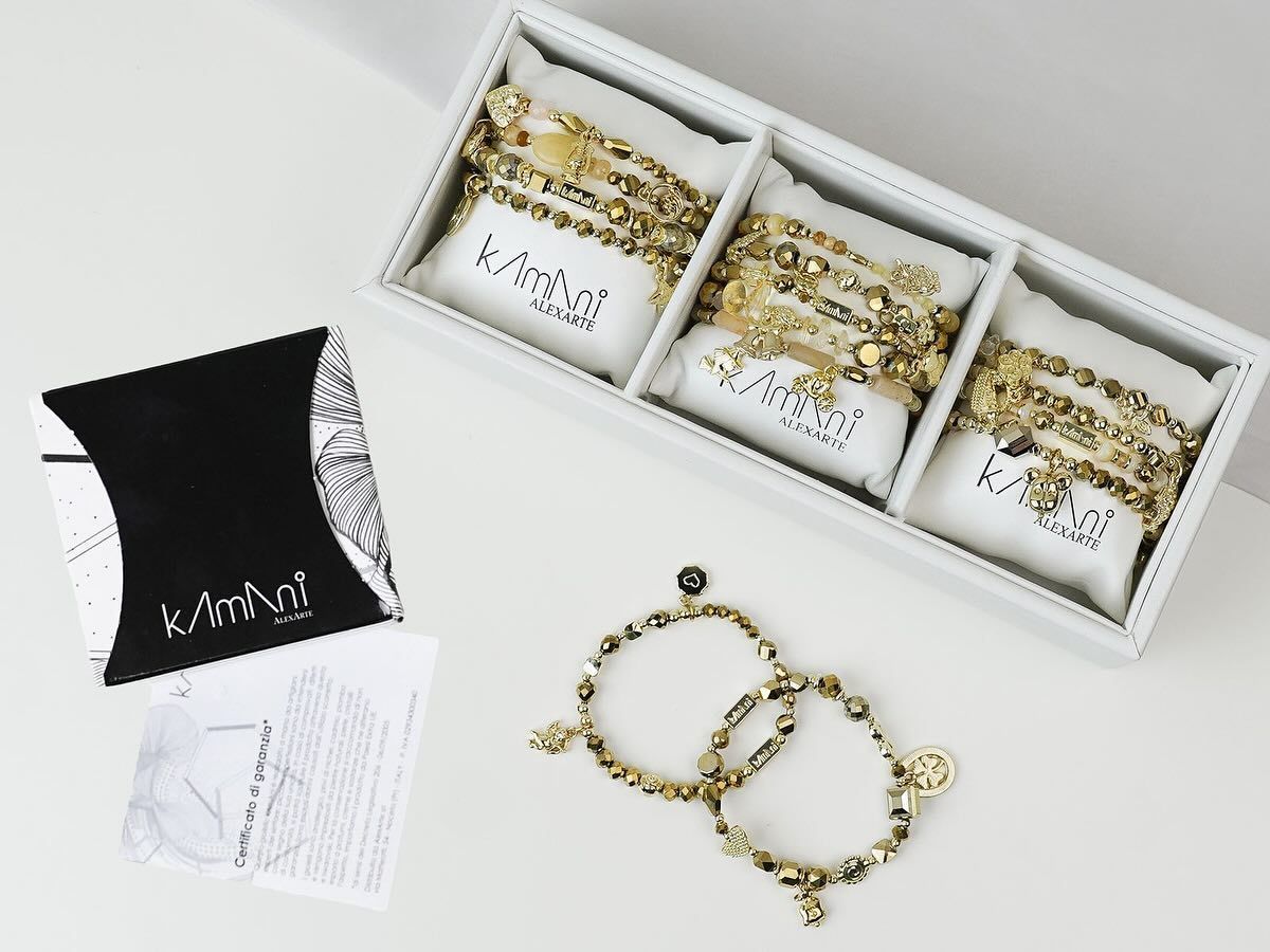 Una scatola con dentro tre braccialetti e un opuscolo