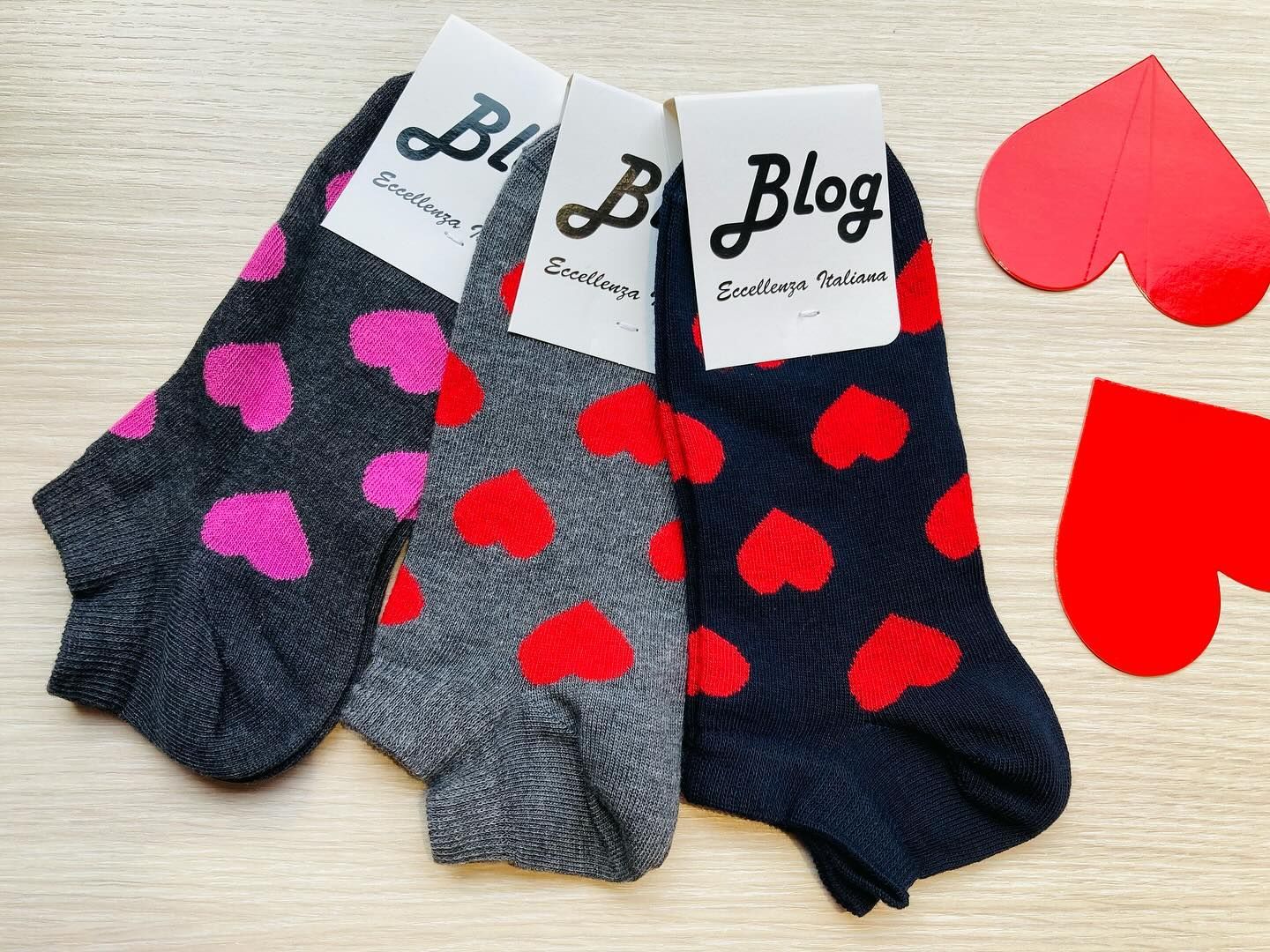 Tre paia di calzini con cuori e la parola blog sopra