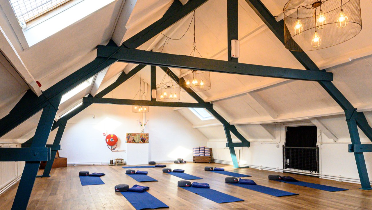 yoga matten in een zaal