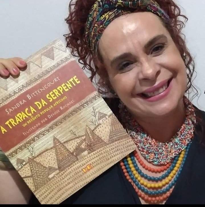 Imagem da contadora de histórias Alessandra Nogueira