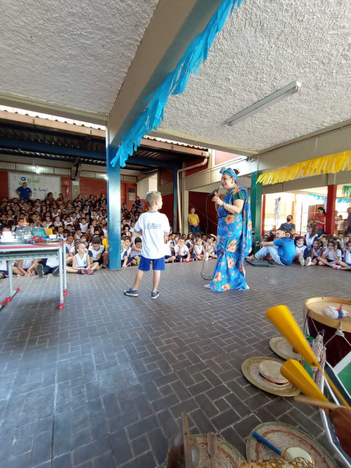 Escritora Sandra Bittencourt em uma apresentação na escola.