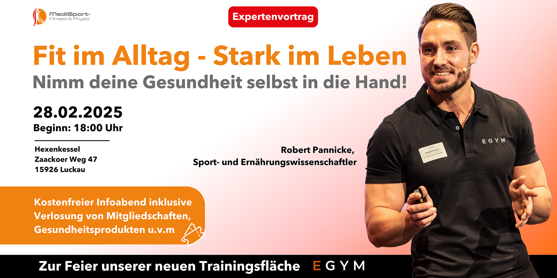 Ein Mann steht vor einem Schild mit der Aufschrift „Fit im Alltag – Stark im Leben“