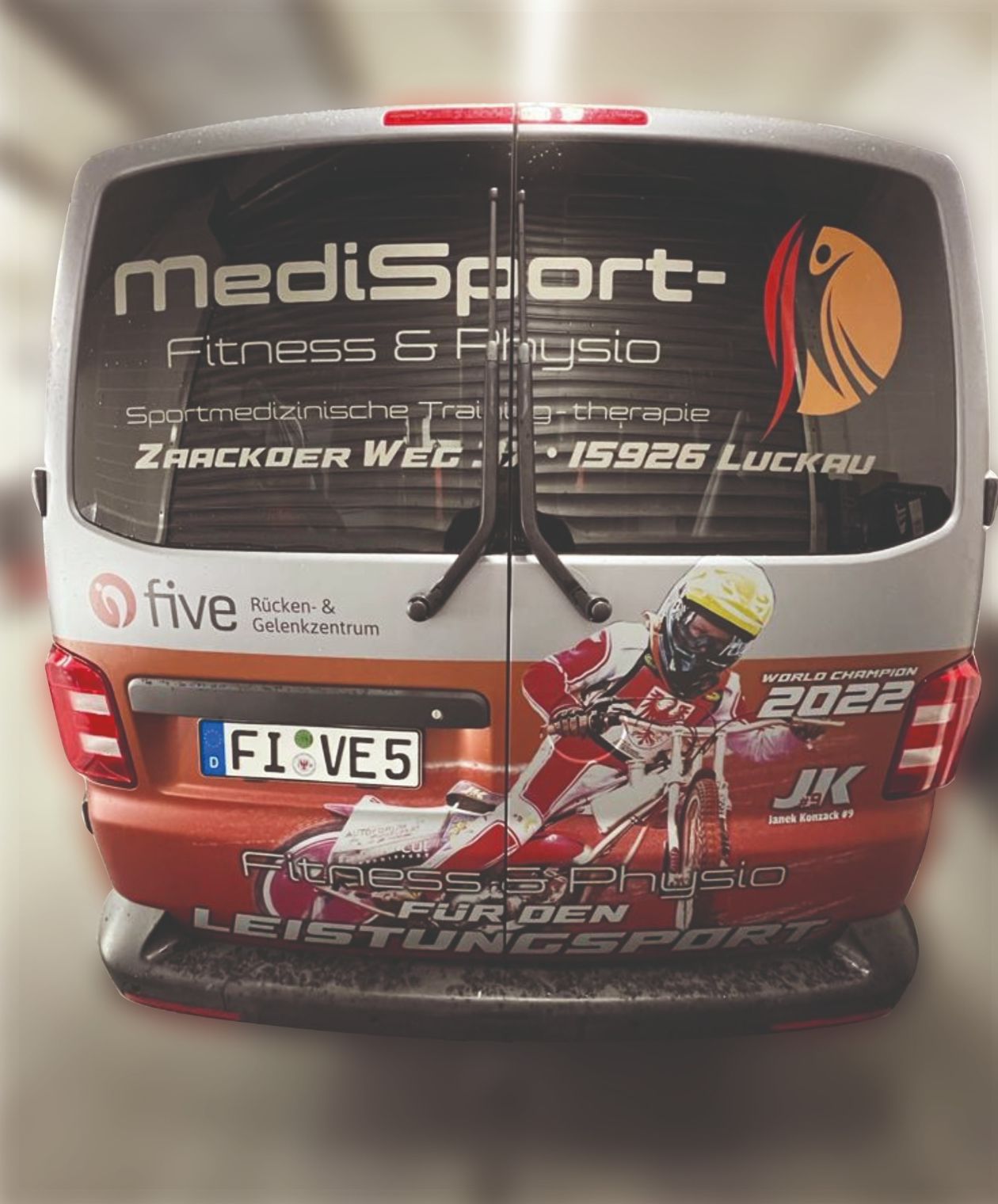 Die Rückseite eines Lieferwagens mit dem Wort Medisport darauf