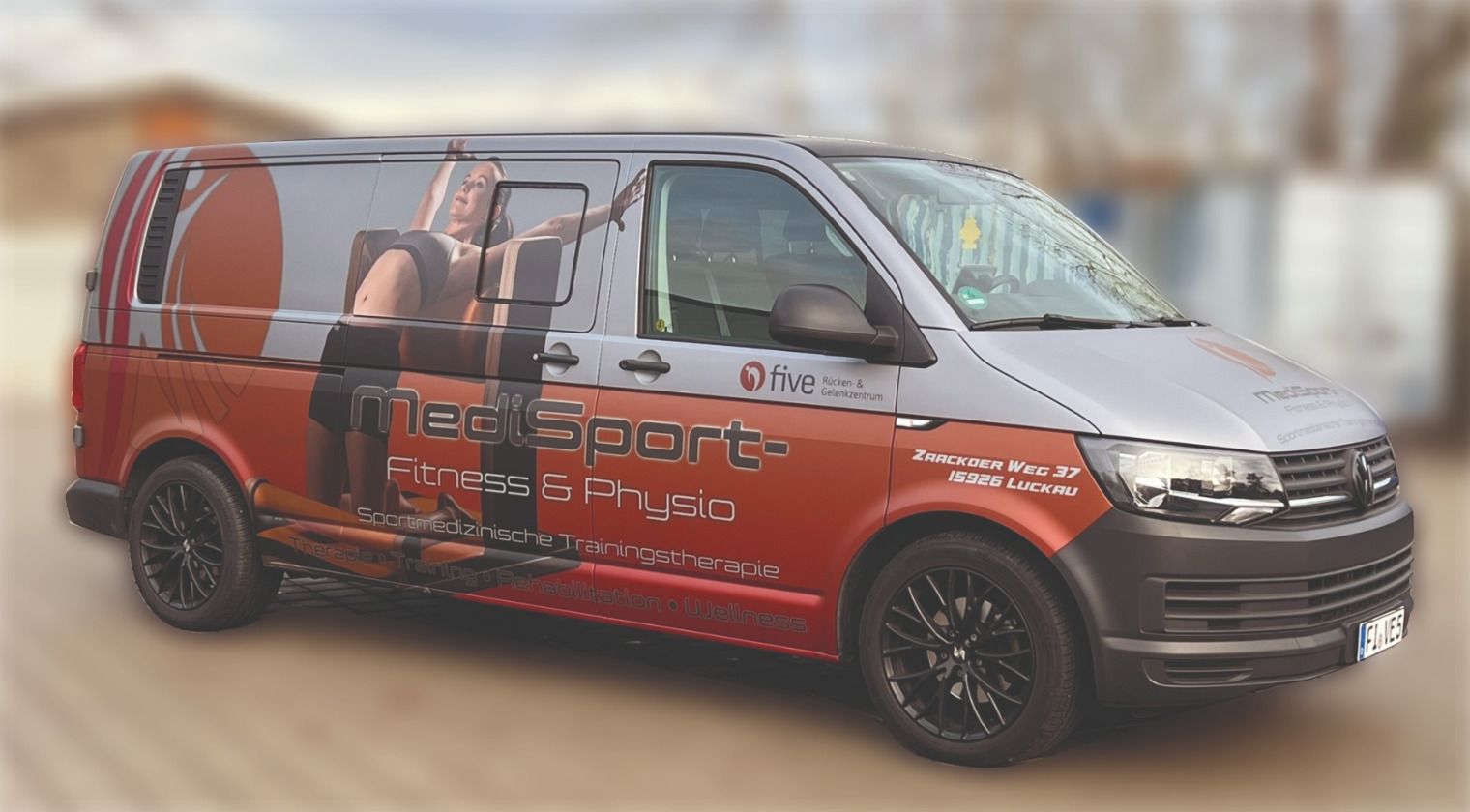 Ein roter Sportwagen steht auf einem Parkplatz.