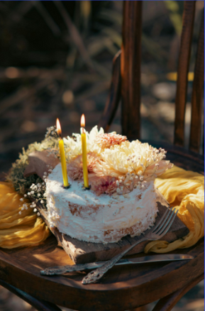 Persoon houdt een cilindervormige gele bijenwaskaars met lont vast, tegen een witte trui.