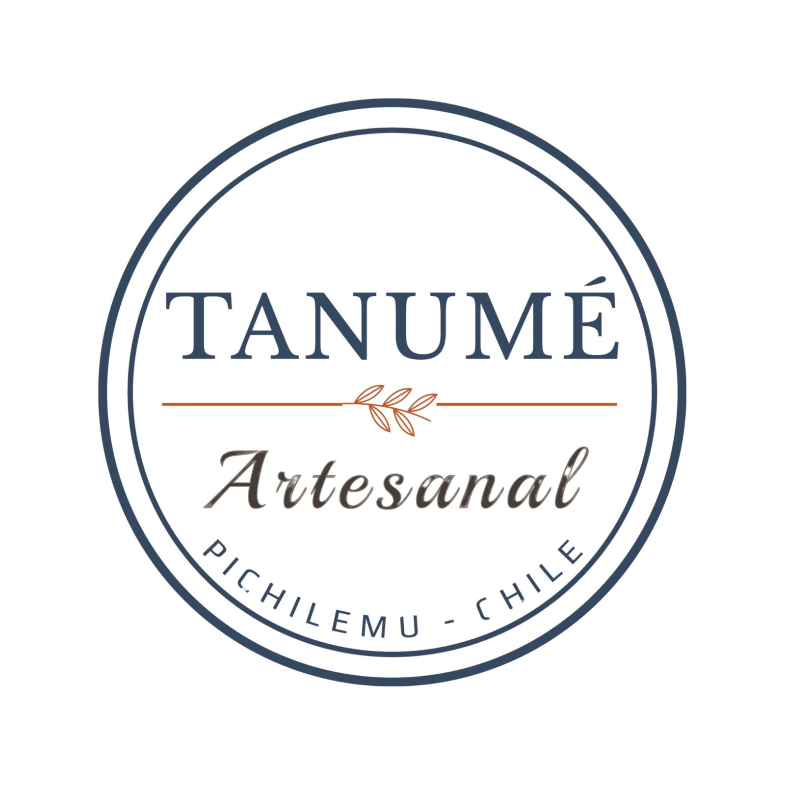A black and white logo for a restaurant called curcuma comida para el alma.