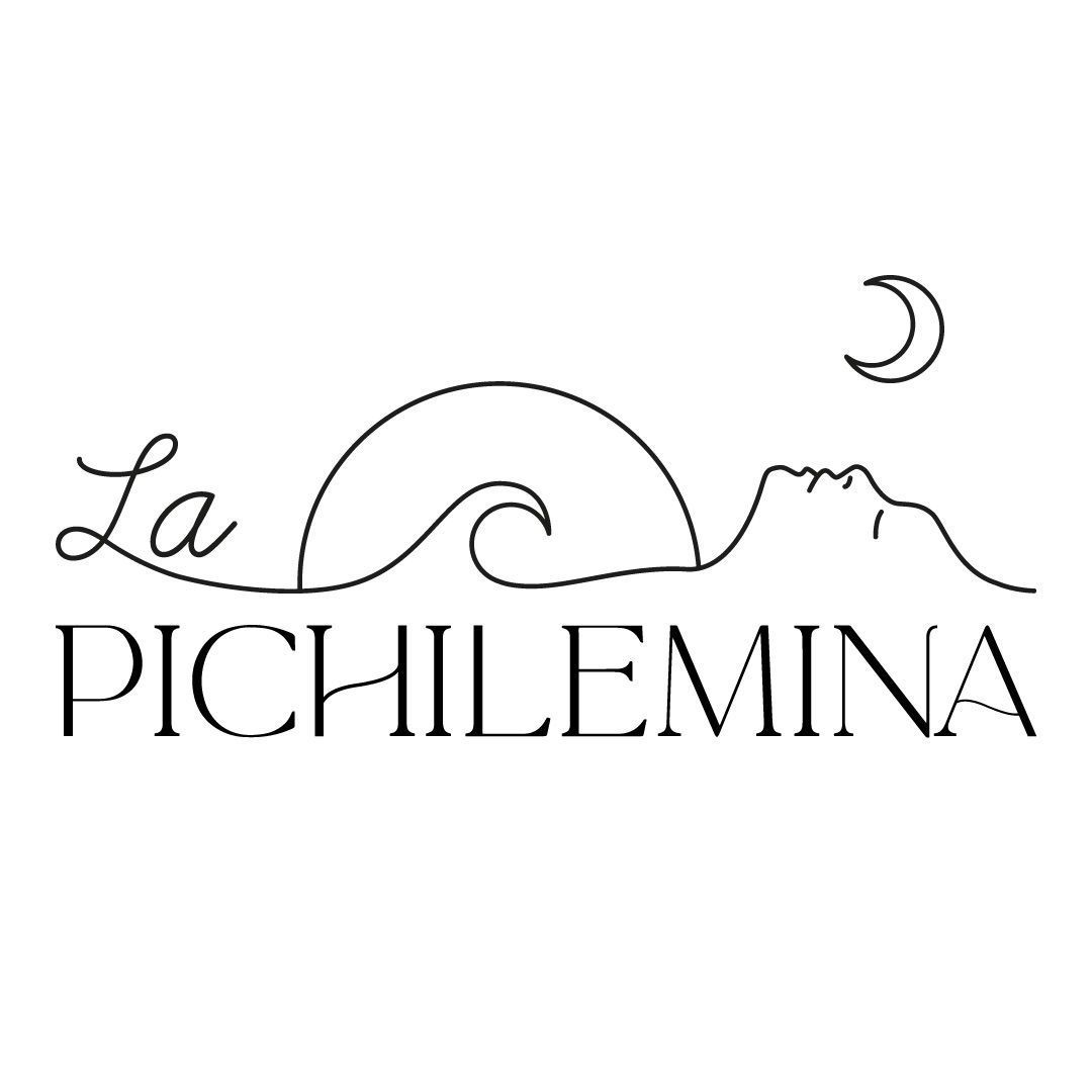 A black and white logo for a restaurant called curcuma comida para el alma.