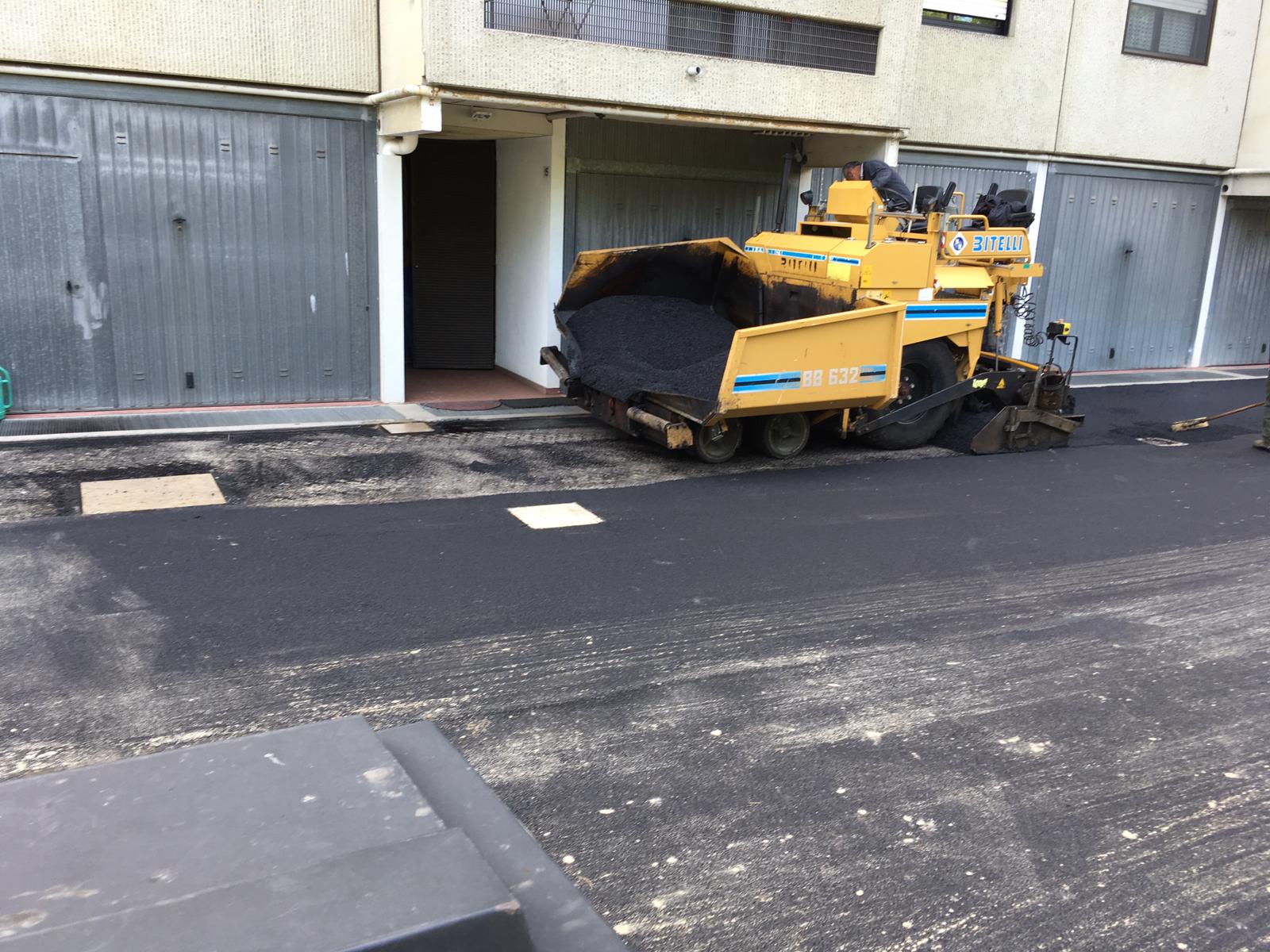 asfaltatura di una strada