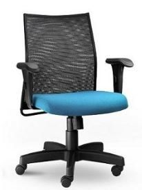 cadeira com assento estofado e encosto em tela