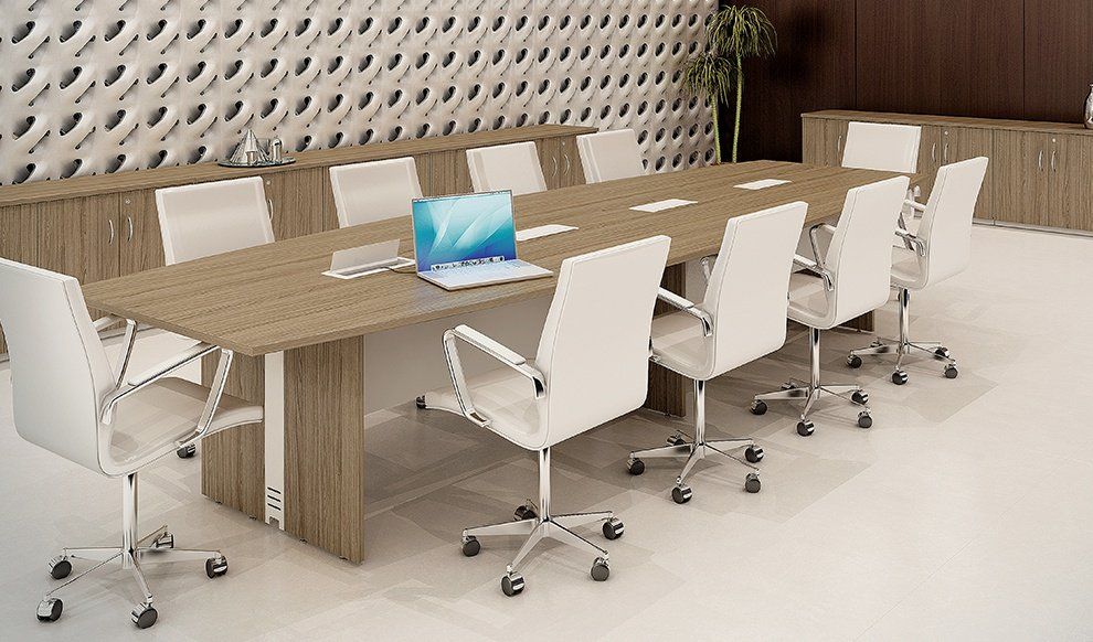 mesa de reunião com caixas de tomada