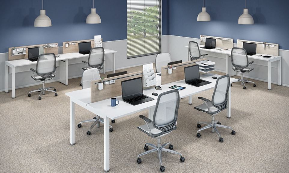 plataforma de trabalho com cadeiras giratórias e mesas pé trave