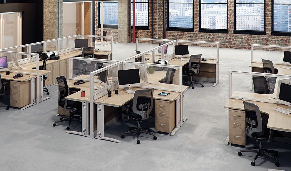 plataforma de trabalho com pés de aço e biombos em vidro