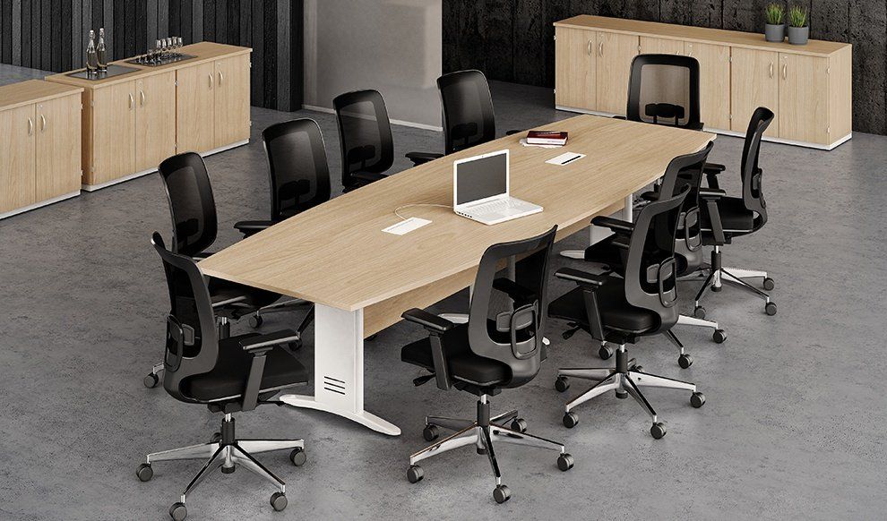 mesa de reunião com caixa de tomada